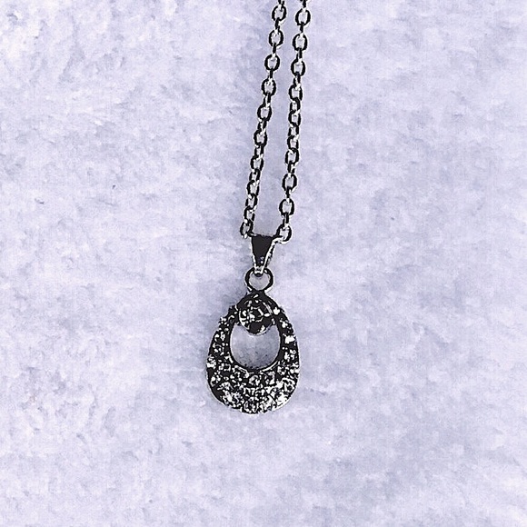 Teardrop Necklace with clear stone - Picture 4 of 9